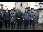 BELGIQUE: Les représentants des organismes impliqués dans la célébration de la JID 2025 ont rendu hommage au célèbre Manneken Pis qui, à l’occasion de cette journée spéciale, avait revêtu son traditionnel costume de douanier. Étaient présents, de g. à dr., le directeur général de la DG TAXUD, l’administrateur général de l’Administration générale belge des douanes et accises, le Secrétaire général de l’OMD, le président du Service public fédéral belge des finances (SPF Finances), et l’administrateur général adjoint de l'Administration générale belge des douanes et accises.