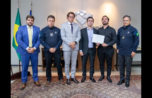 BRÉSIL: Un moment de forte émotion dans la célébration de la JID 2025, lorsque les fils de notre collègue, Antonio José Araújo Filho, qui a perdu la vie dans un tragique accident de travail, ont reçu le Certificat de Mérite de l'OMD des mains du Secrétaire Spécial du « Federal Revenue » et du Sous-Secrétaire de l'Administration des Douanes. Le rôle d'Antonio dans la surveillance douanière a été marqué par un dévouement exemplaire et la recherche constante de solutions innovantes et efficaces pour faire face aux défis rencontrés dans son travail.