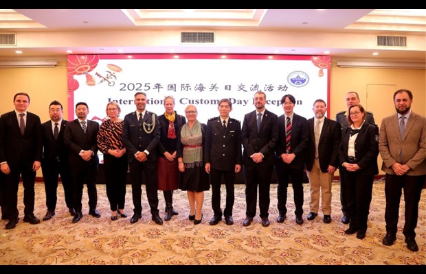 CHINE: Le 24 janvier 2025, l'Administration générale des douanes a organisé une célébration pour la JID 2025, réunissant des représentants de la douane de plus de 20 pays et régions. Le vice-ministre Wang Lingjun a prononcé un discours et a remis des certificats de mérite de l'OMD à 20 fonctionnaires des douanes.