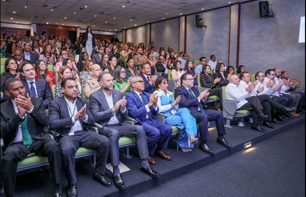 RÉPUBLIQUE DOMINICAINE: La célébration de la JID 2025 a été ouverte par le discours du directeur général des douanes et s'est poursuivie par une cérémonie au cours de laquelle des collègues des douanes et des représentants des secteur public et privé ont reçu des certificats de mérite pour leur contribution à la performance de la Douane. Sur photo, on peut voir que des invités du grand public ont également assisté à l'événement.