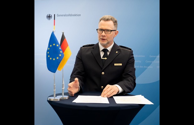 ALLEMAGNE: Lors de la JID 2025, Armin Rolfink, Président de l'Autorité centrale des douanes en Allemagne, a remis les Certificats de mérite de l'OMD à des fonctionnaires des douanes en reconnaissance de leur contribution au thème « Une douane qui concrétise ses engagements en matière d’efficacité, de sécurité et de prospérité ». Compte tenu de la diversité des tâches de la Douane allemande sur de nombreux sites, la cérémonie s'est déroulée en ligne.