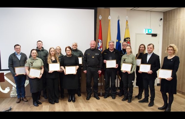 LITUANIE: Le 26 janvier, date de la célébration de la JID 2025, des officiers et des employés exemplaires reçoivent fièrement leur certificat de mérite en reconnaissance de leur contribution exceptionnelle.