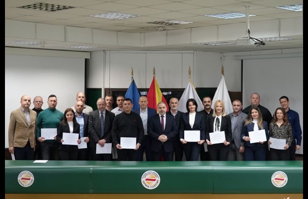 MACÉDOINE DU NORD: À l’occasion de la JID 2025, les agents des douanes et les parties prenantes posent ensemble pour une photo de famille avec leurs certificats de mérite de l'OMD décernés pour leur contribution exceptionnelle à l'amélioration de l'efficacité de l'administration en matière de perception des recettes, de facilitation du commerce légal et de lutte contre la criminalité.