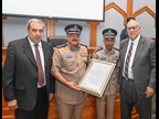 OMAN: La photo a été prise lors de la JID 2025, à l’occasion de laquelle la Douane a rendu hommage à la famille de feu Iskandar Hanna, qui a servi dans les douanes omanaises de 1921 à 1960, en reconnaissance et en appréciation de sa contribution exceptionnelle au développement des opérations douanières au cours de cette période.