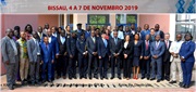 Photo de groupe de la réunion, avec, au centre, le Secrétaire général de l’OMD, Kunio Mikuriya, le Ministre de l’économie et des finances de Guinée-Bissao, Geraldo Joao Martins, et le Directeur général de la Douane de Guinée-Bissao, Albino Gomes